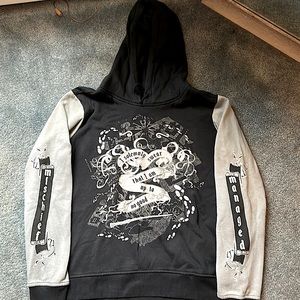 It has never been warn. I would just like it to get out of my closet.